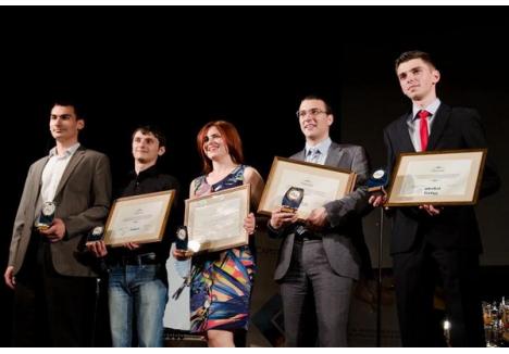Printre cei cinci câştigători ai galei Studentul Anului 2011, se numără şi orădenii Ştefănel Cârlescu şi Cosmin Tirla (ultimii doi din dreapta)